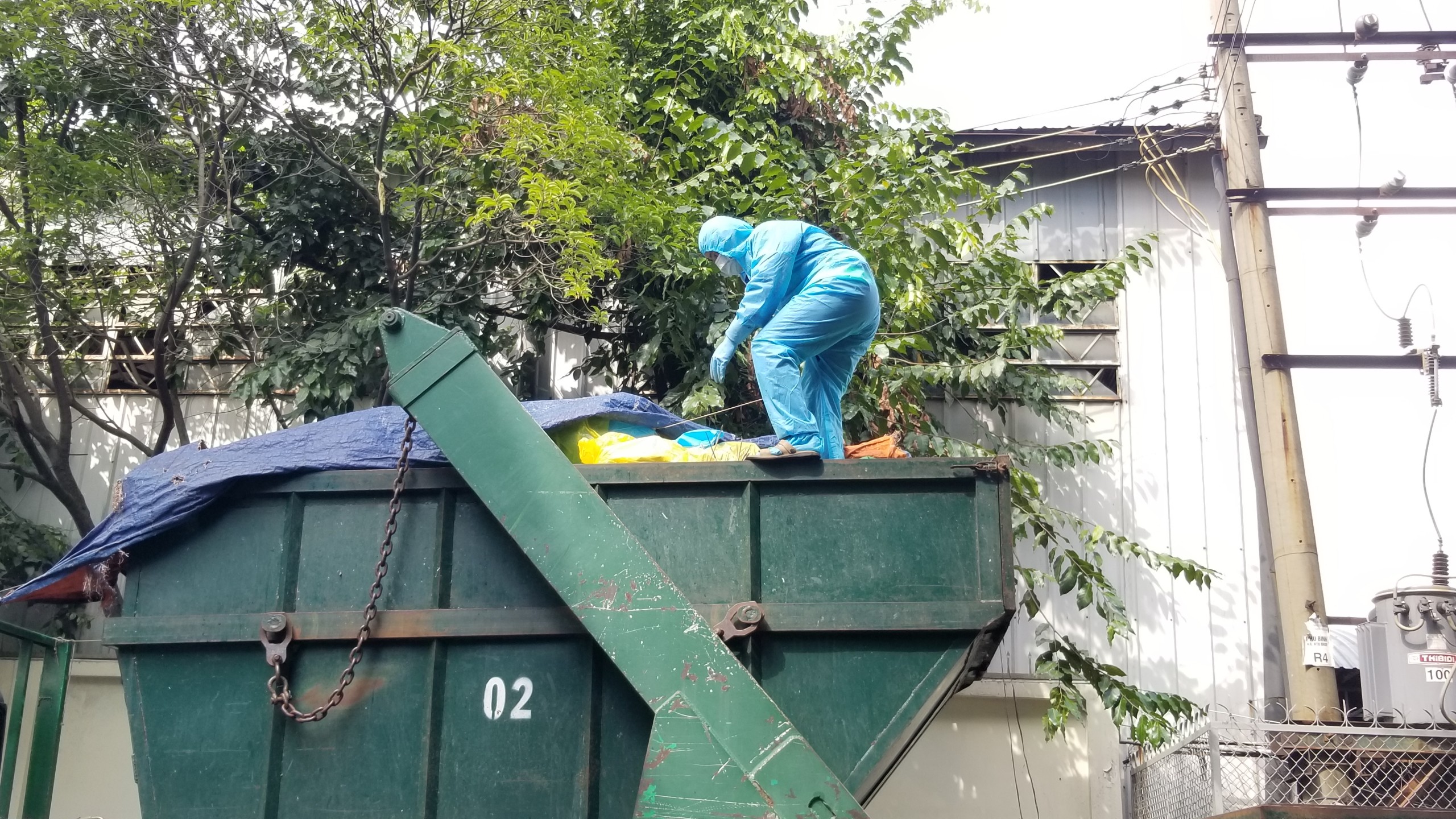thu gom rác thải nguy hại