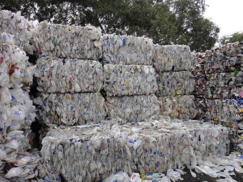 Hình ảnh minh hoạ về thu mua phế liệu nhựa
